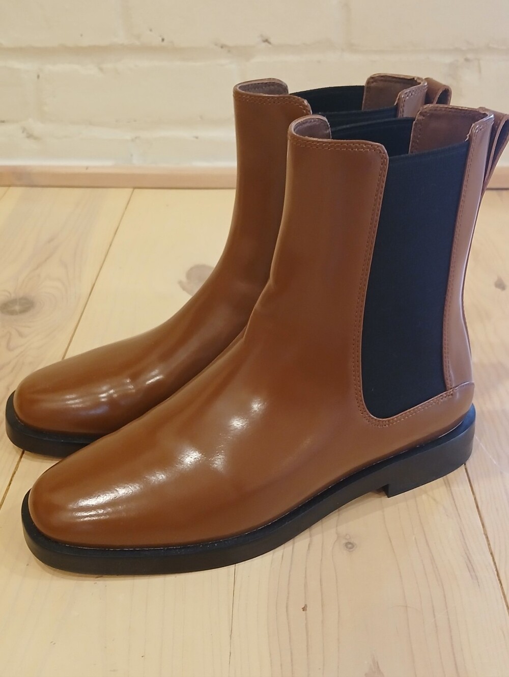 Everlane Women's Chelsea Boots in Chestnut Brown